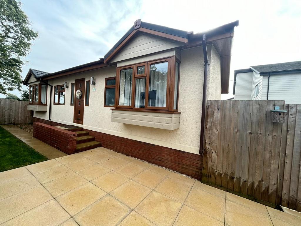 Kettering, Northamptonshire, NN14 2 bed park home for sale £189,000