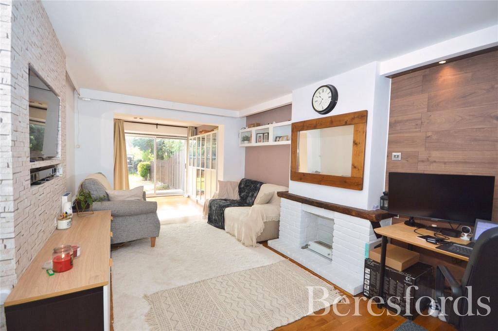 Eastern Avenue East, Romford, RM2 3 bed semidetached house for sale £400,000