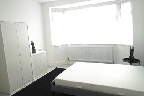 Studio to rent, Hounslow TW3