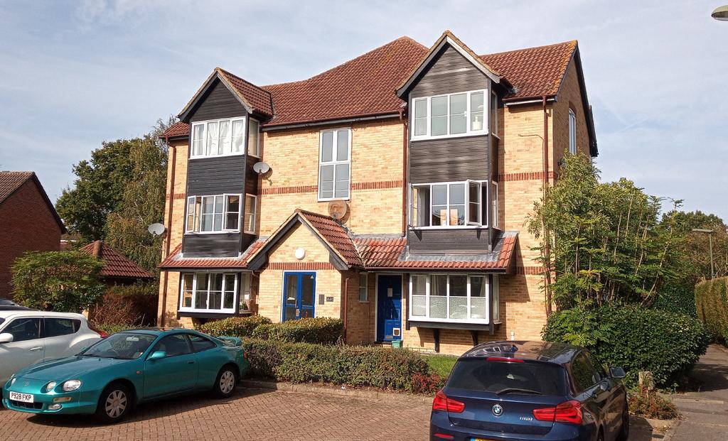 37 Monks Crescent, Addlestone, Surrey 1 bed flat £60,000
