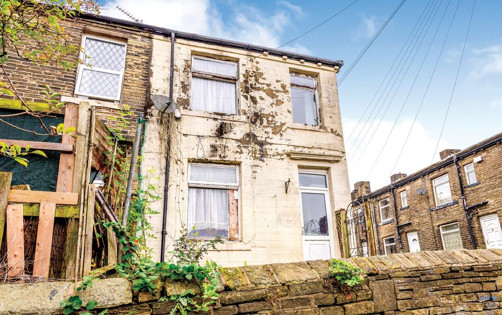 22 Spring Garden Street, Queensbury... 2 bed end of terrace house - £25,000