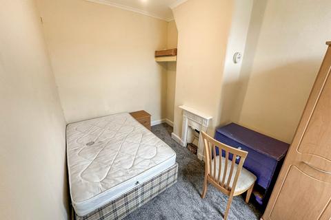 2 bedroom terraced house to rent, Horton Road, Rusholme, Manchester, M14