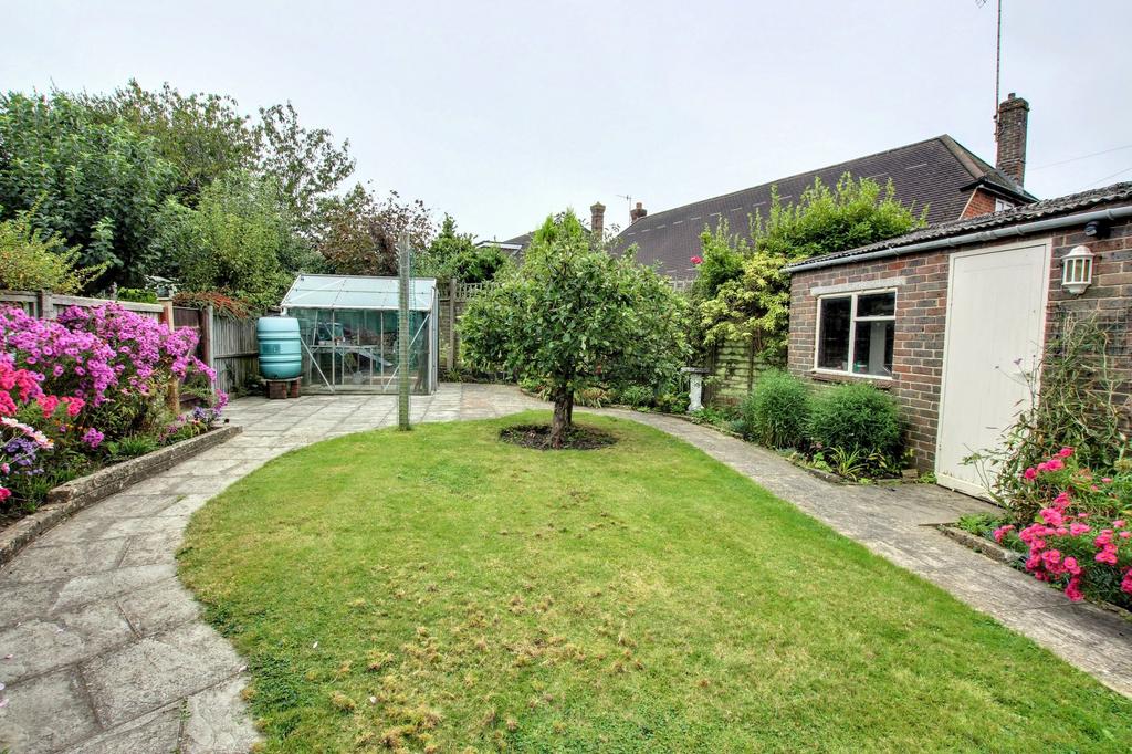 Vale Road, Haywards Heath, RH16 2 bed semidetached bungalow for sale