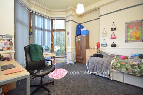 11 bedroom end of terrace house to rent, St Johns Terrace, Hyde Park LS3