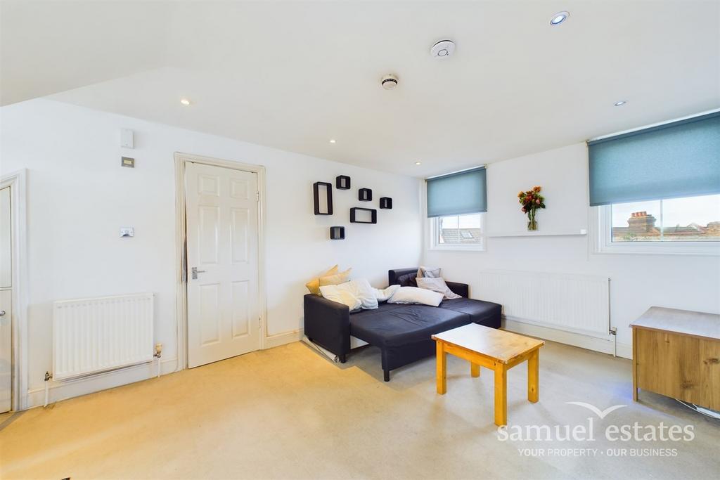 Denison Road, Colliers Wood, SW19 1 bed flat £1,350 pcm (£312 pw)