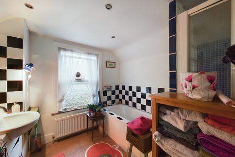 5 Bournemouth Gardens, Folkestone, CT19 5BB