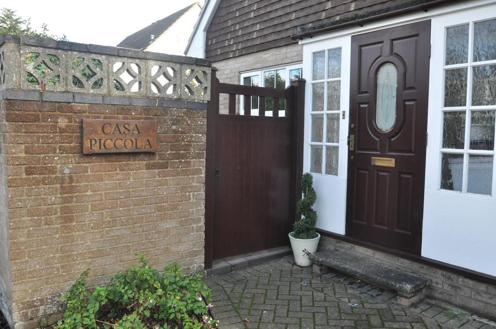 Great Burches Road, Thundersley 3 bed detached house for sale £475,000