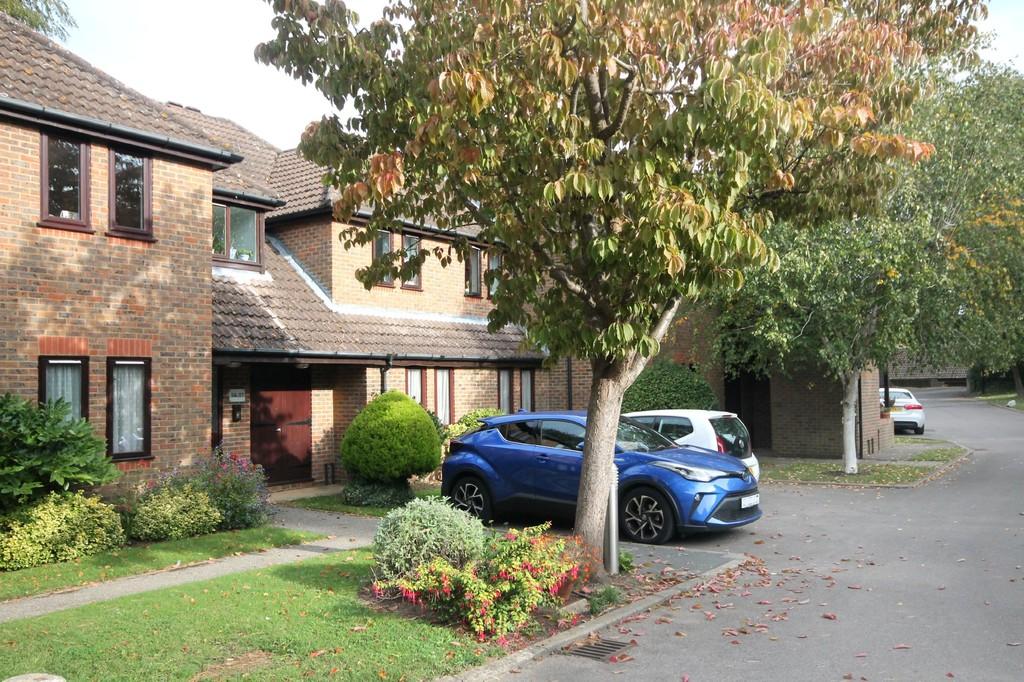 BEECHWOOD PARK, LEATHERHEAD, KT22 2 bed apartment £1,600 pcm (£369 pw)