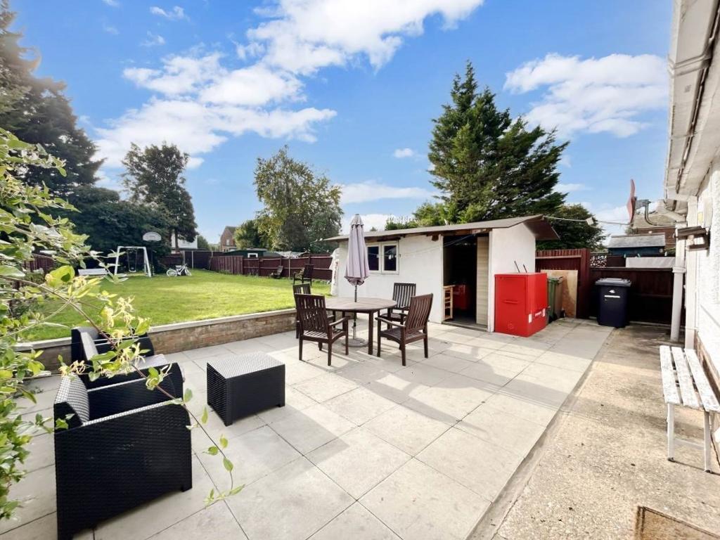 Limbury, Luton LU3 3 Bed Detached Bungalow - £375,000