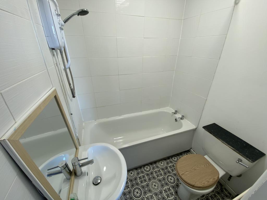 46 Basement Bath T202310090913.jpg