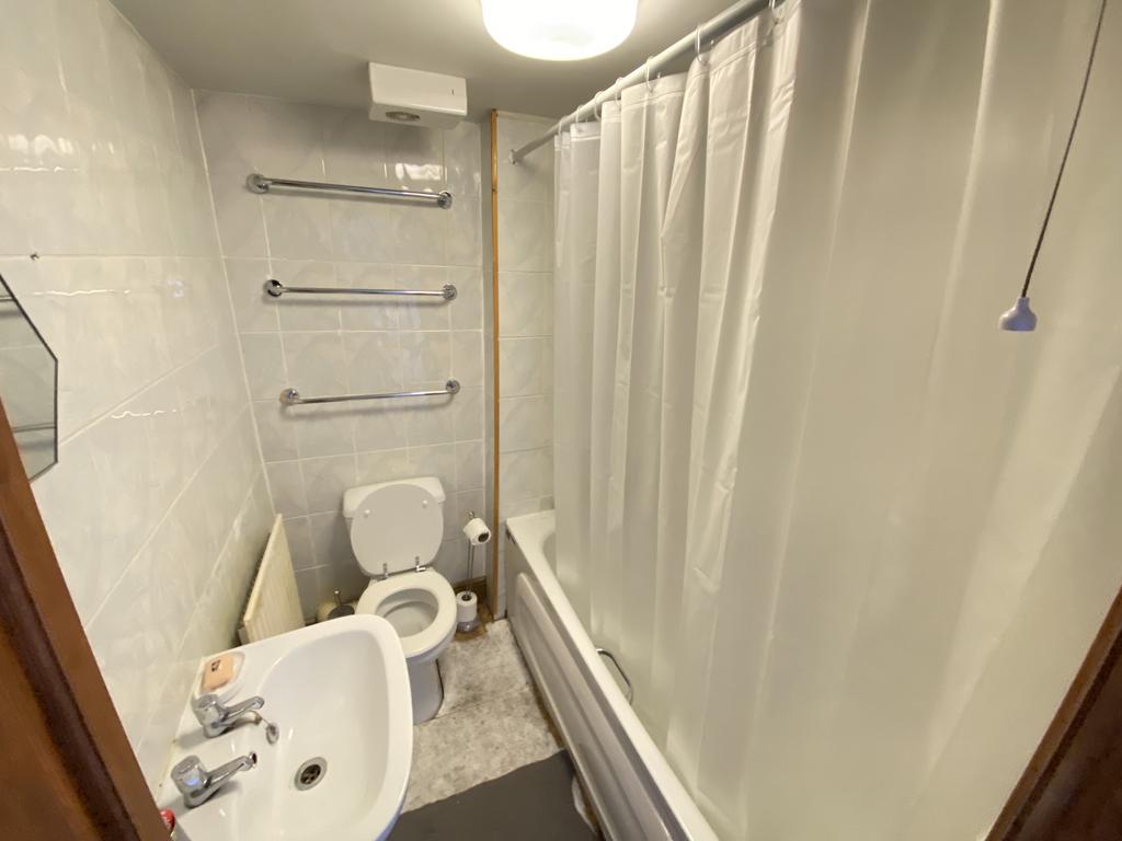 44 Basement Bath T202310090912.jpg