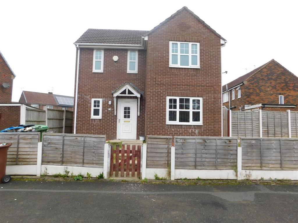 Greaves Avenue, Failsworth, Manchester 3 bed detached house £1,500
