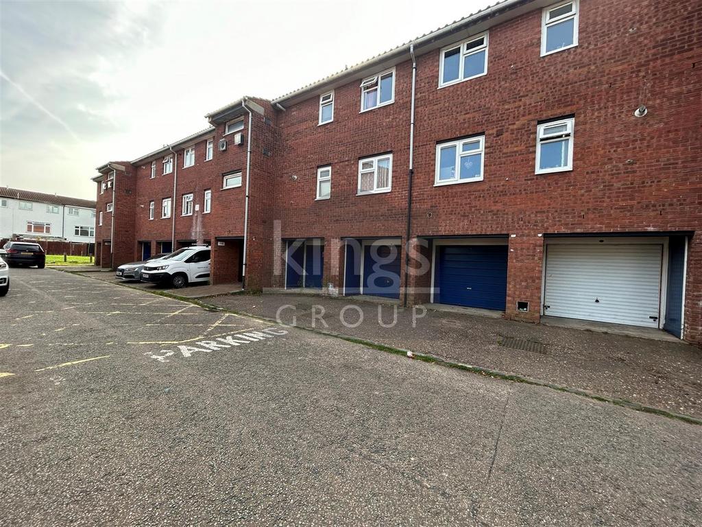 Waltham Abbey 2 bed flat for sale £258,000