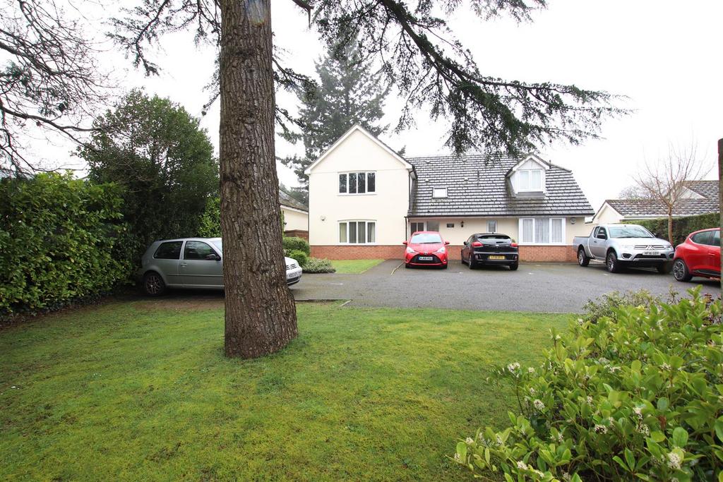 New Road, Ferndown 1 bed apartment £900 pcm (£208 pw)