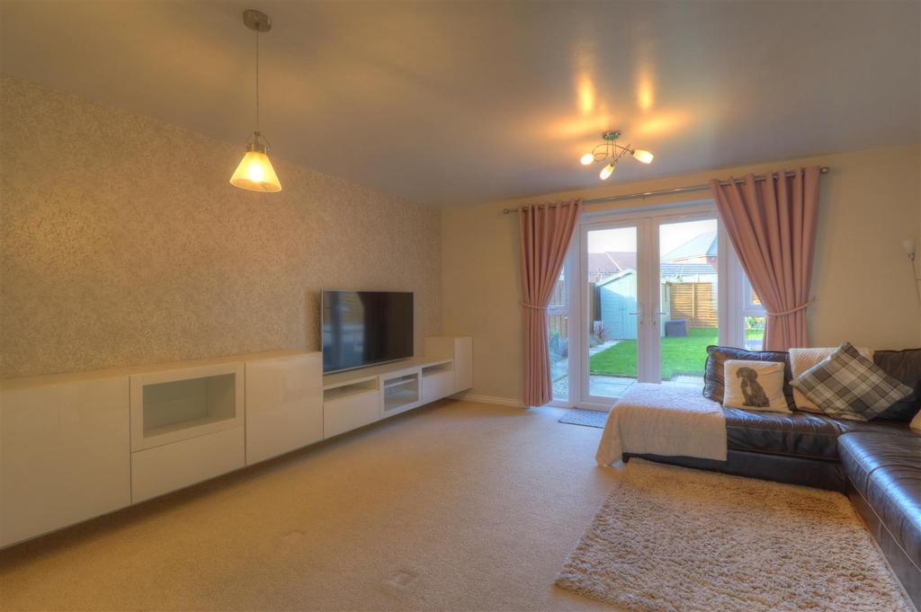 Sunset Way, Evesham 3 bed semidetached house £1,100 pcm (£254 pw)