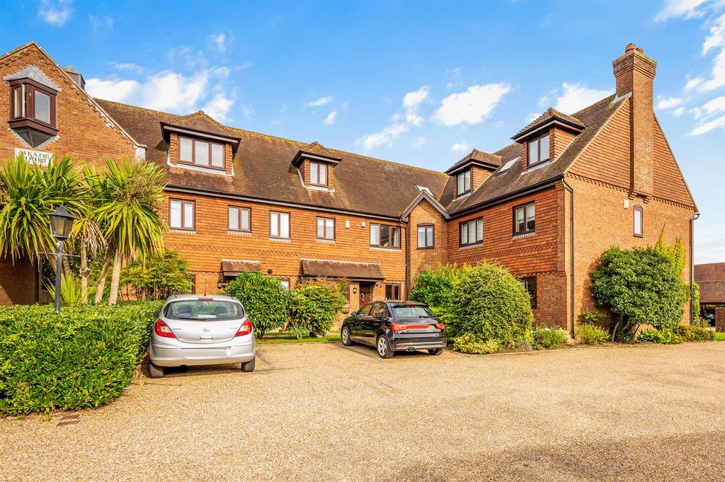 Meade Court, Walton On The Hill, Tadworth 2 bed flat £1,800 pcm (£415 pw)