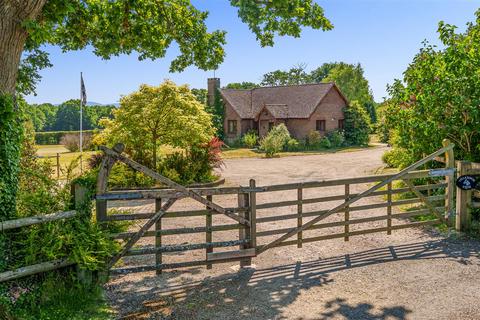 Lhiannon Thie Midhurst Road, Petersfield, GU31 5AT