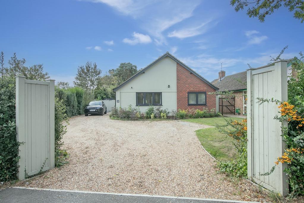 Wivenhoe Road, Alresford, Colchester, CO7 3 bed detached bungalow for