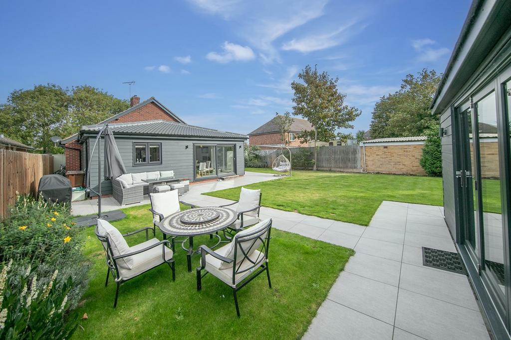 Wivenhoe Road, Alresford, Colchester, CO7 3 bed detached bungalow for