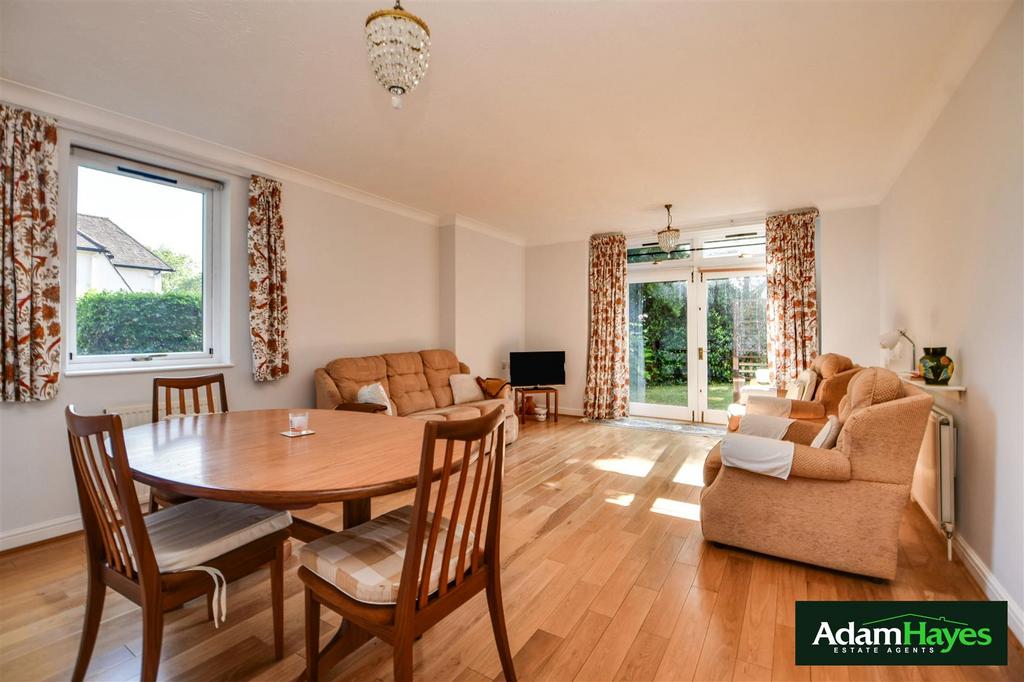 Sandringham Gardens, London N12 2 bed apartment for sale £350,000
