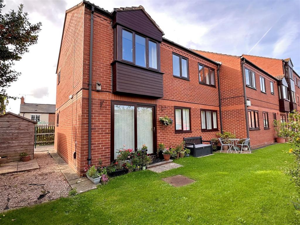 Foregate Street, Astwood Bank, Redditch 2 bed retirement property for