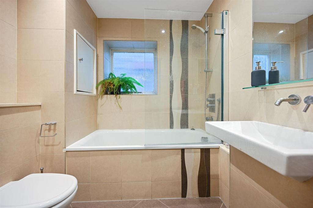BCLR - Flat 3, 33 Christ Church Avenue - Bathroom (