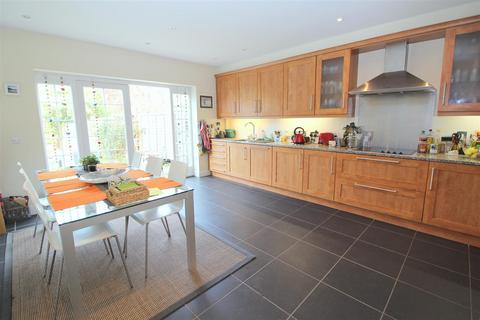 7 Azalea Close, London Colney, St Albans, AL2 1UA