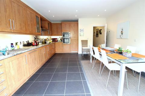 7 Azalea Close, London Colney, St Albans, AL2 1UA