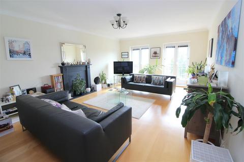 7 Azalea Close, London Colney, St Albans, AL2 1UA