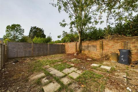 35 Swallowdale, South Croydon, CR2 8SG