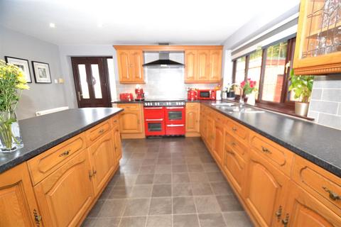 4 bedroom detached house for sale, Whinmore Gardens, Gomersal, Cleckheaton