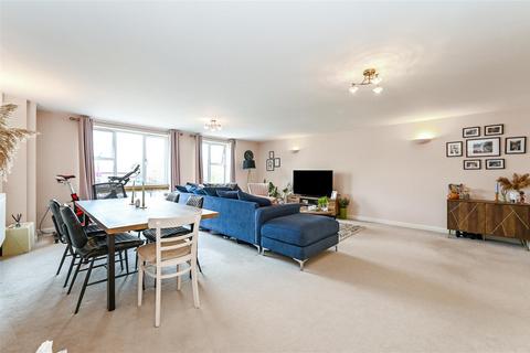 2 bedroom flat for sale, Broadwater Road, Romsey Town Centre, Hampshire