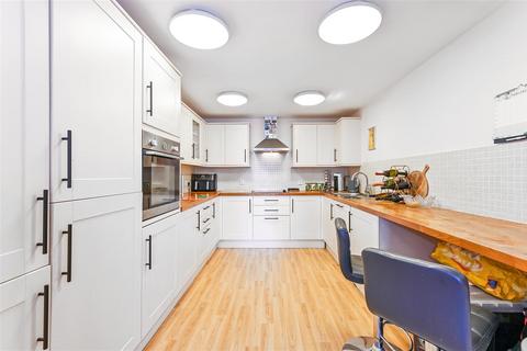 2 bedroom flat for sale, Broadwater Road, Romsey Town Centre, Hampshire