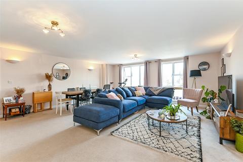 2 bedroom flat for sale, Broadwater Road, Romsey Town Centre, Hampshire