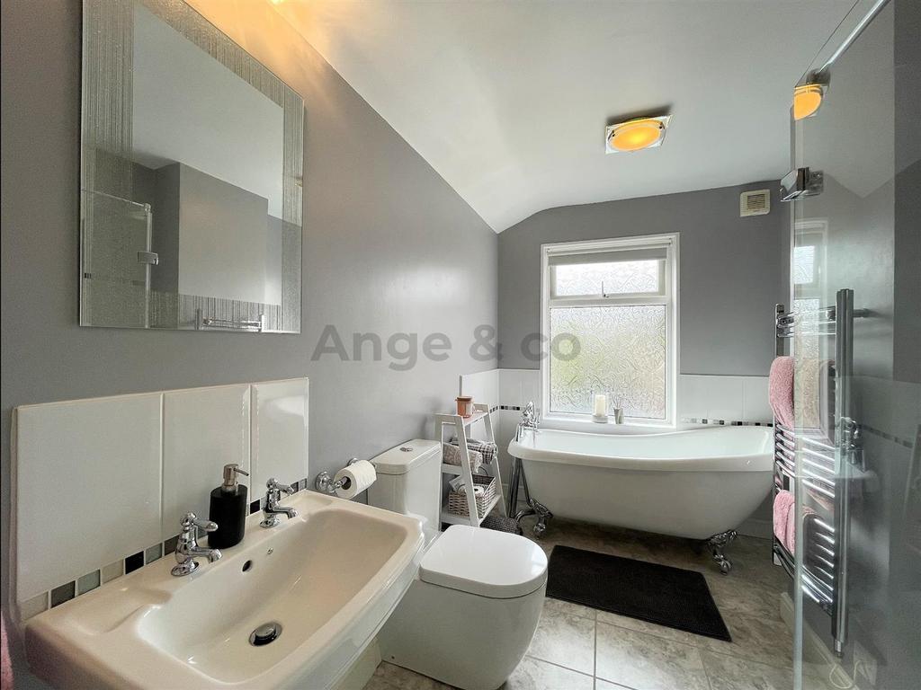 Wollaston Road, Lowestoft 2 bed terraced house for sale £150,000