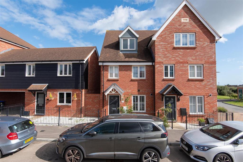 Snapdragon Lane, Worthing 3 bed semidetached house £425,000
