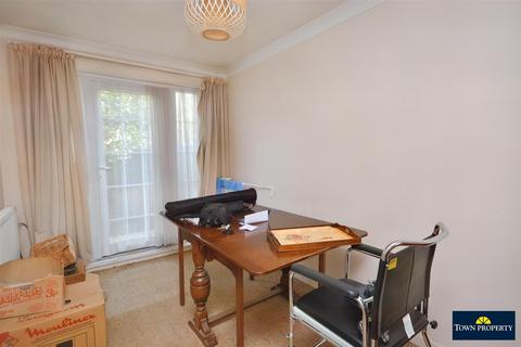 9 Brookmead Close, Eastbourne, BN22 8UX