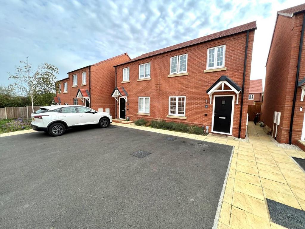 Bearings Close, Duston, Northampton NN5 3 bed semidetached house for