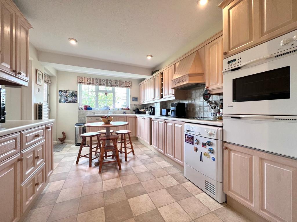 Beech Close, Faringdon, SN7 4 bed detached house for sale £450,000