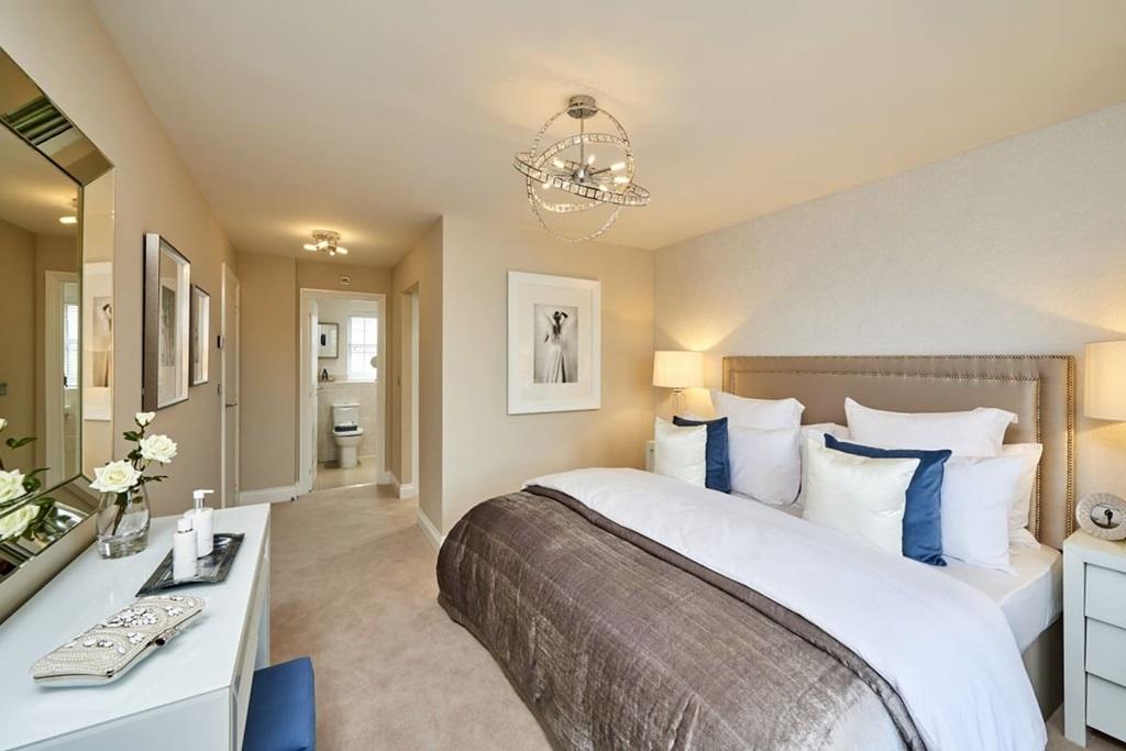 King-size bedroom with dedicated dressing area