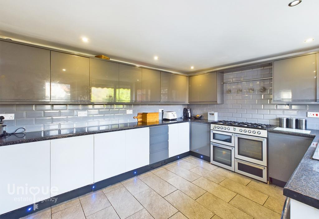Rossendale Avenue North, ThorntonCleveleys, FY5 4 bed bungalow for