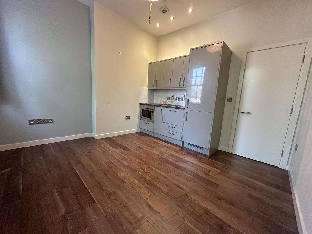 High Street, Swadlincote, Derbyshire... 1 bed flat £550 pcm (£127 pw)