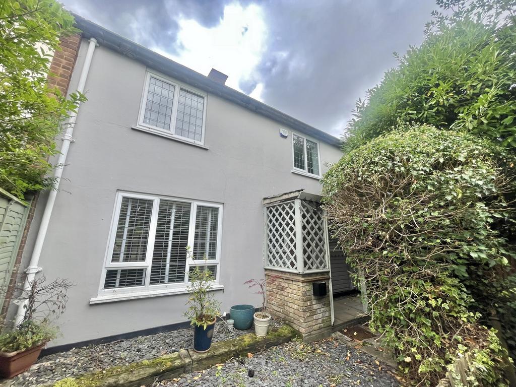 Coronation Hill, Epping, CM16 3 bed house £2,000 pcm (£462 pw)