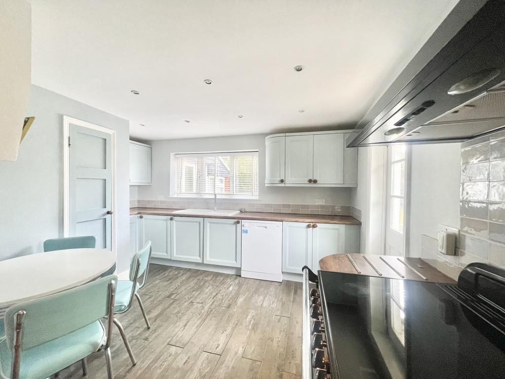 Coronation Hill, Epping, CM16 3 bed house £2,000 pcm (£462 pw)