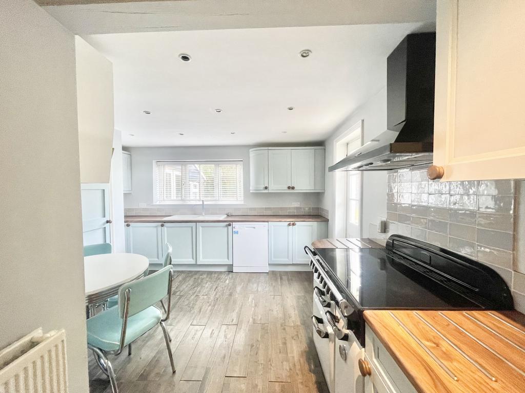 Coronation Hill, Epping, CM16 3 bed house £2,000 pcm (£462 pw)