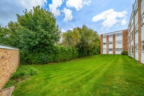 6 Davos Close, Woking, GU22 7SL