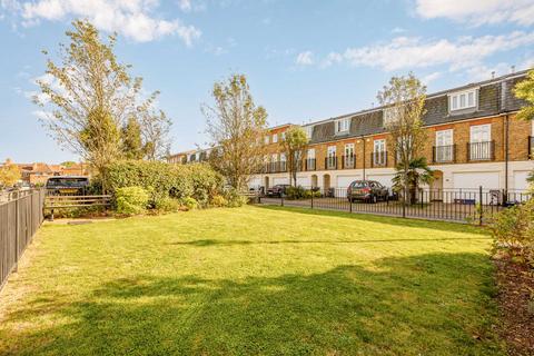 1 bedroom flat for sale, Elizabeth Gardens, Isleworth  TW7