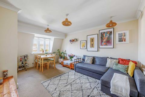 1 bedroom flat for sale, Elizabeth Gardens, Isleworth  TW7