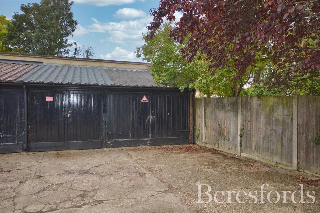 Hare Hall Lane, Gidea Park, RM2 1 bed terraced house for sale £35,000