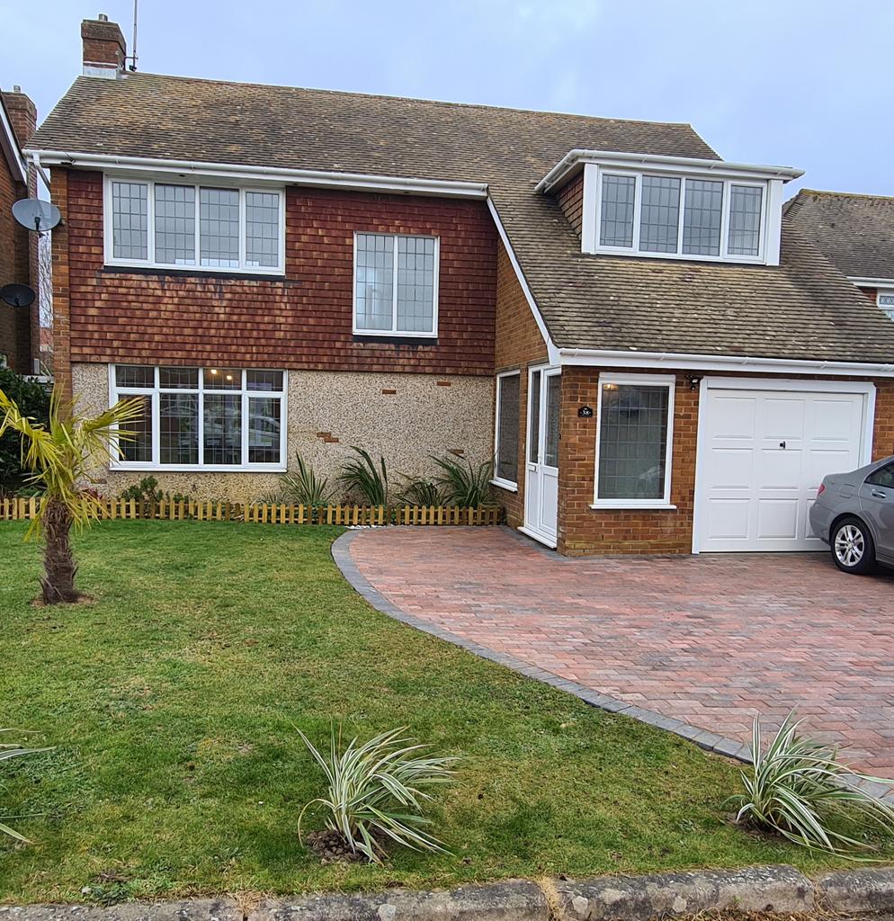 Hawkhurst Way, BexhillonSea TN39 3 bed detached house £1,600 pcm (£